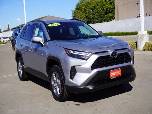 Used 2025 Toyota RAV4 XLE AWD/4WD image 1