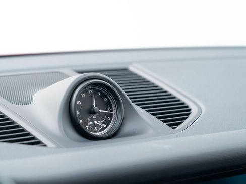 Certified 2025 Porsche Macan image 24