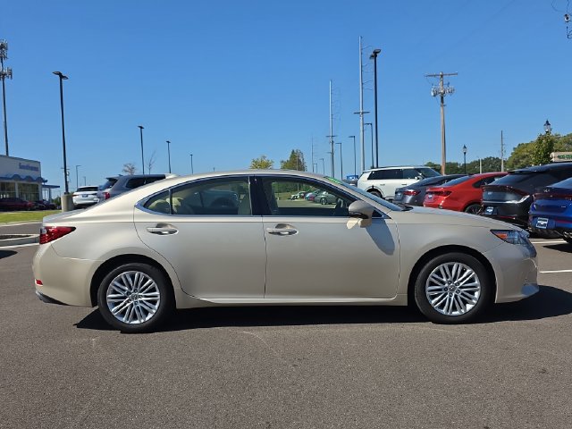 Used 2015 Lexus ES 350 w/ Luxury Package FWD image 6