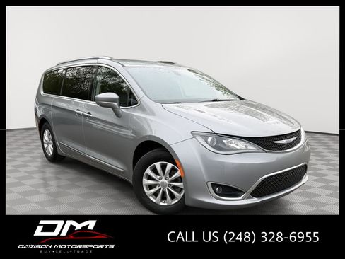 Used 2018 Chrysler Pacifica Touring-L FWD image 1