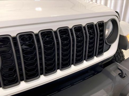 Used 2024 Jeep Gladiator Sport AWD/4WD image 30