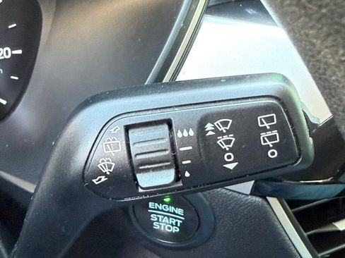 Used 2020 Ford Escape SE image 29