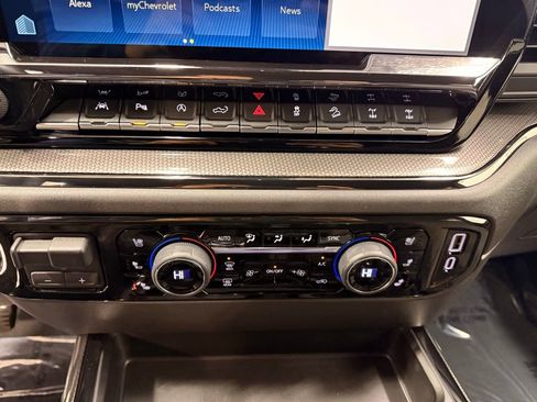 Used 2025 Chevrolet Silverado 1500 ZR2 w/ Technology Package image 18