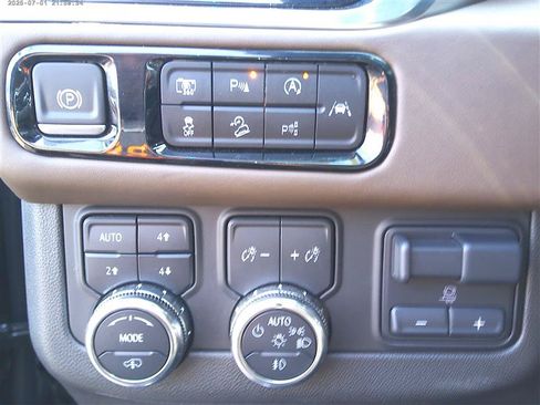 Used 2025 GMC Yukon XL Denali Ultimate AWD/4WD image 23