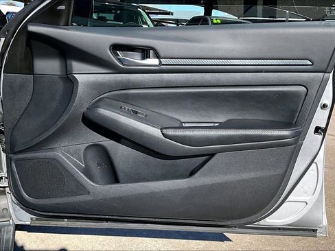 Used 2024 Nissan Altima 2.5 SV image 16