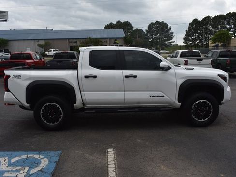 Used 2025 Toyota Tacoma TRD Off-Road w/ TRD Off Road Premium Package image 4