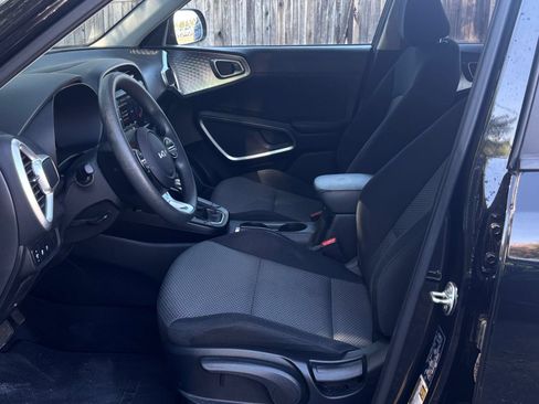 Used 2025 Kia Soul LX w/ LX Technology Package FWD image 23