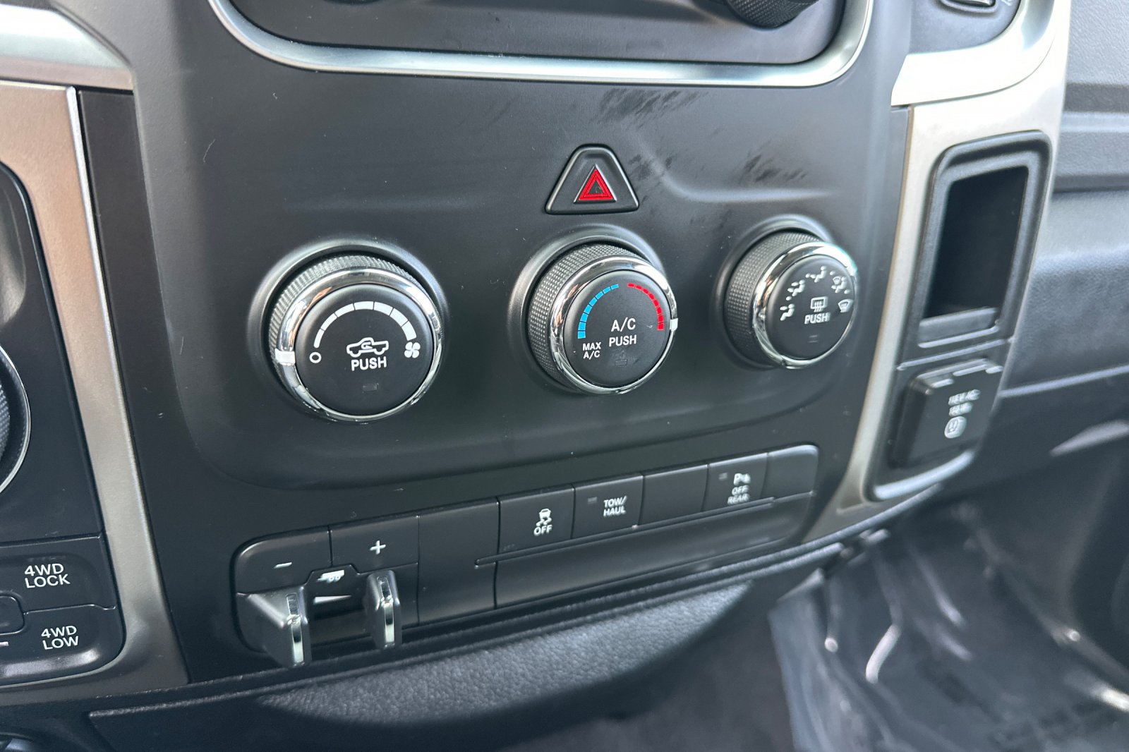 Used 2018 RAM 1500 Classic SLT AWD/4WD image 27