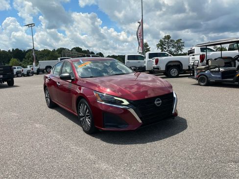 Used 2025 Nissan Altima 2.5 SV FWD image 3
