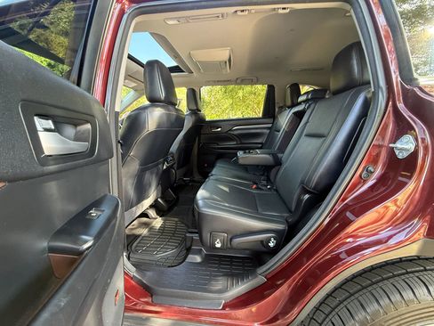 Used 2017 Toyota Highlander Limited w/ Preferred Accessory Package AWD/4WD image 20