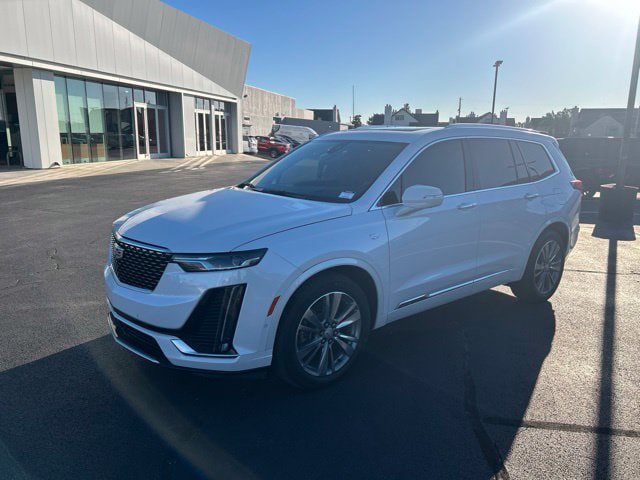 Used 2022 Cadillac XT6 Premium Luxury w/ Technology Package FWD image 2