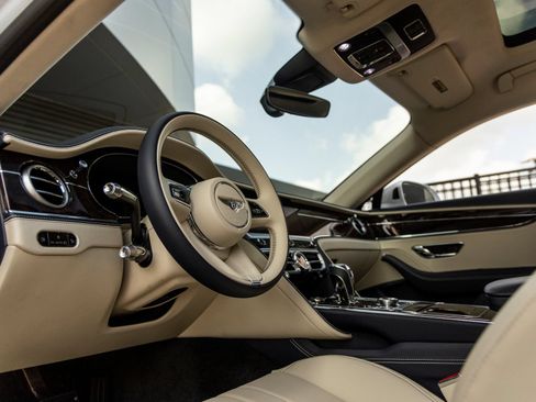 Used 2026 Bentley Flying Spur Plug-In Hybrid AWD/4WD image 28