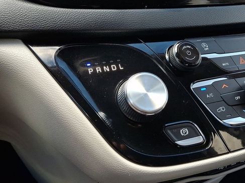 Used 2023 Chrysler Voyager LX image 15