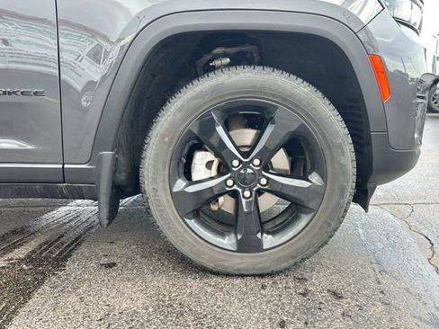 Used 2024 Jeep Grand Cherokee Limited w/ Black Appearance Package image 15