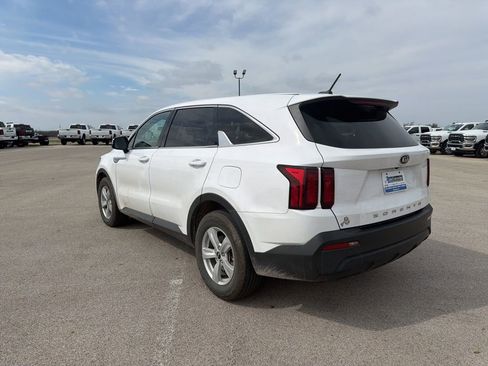 Used 2021 Kia Sorento LX image 3