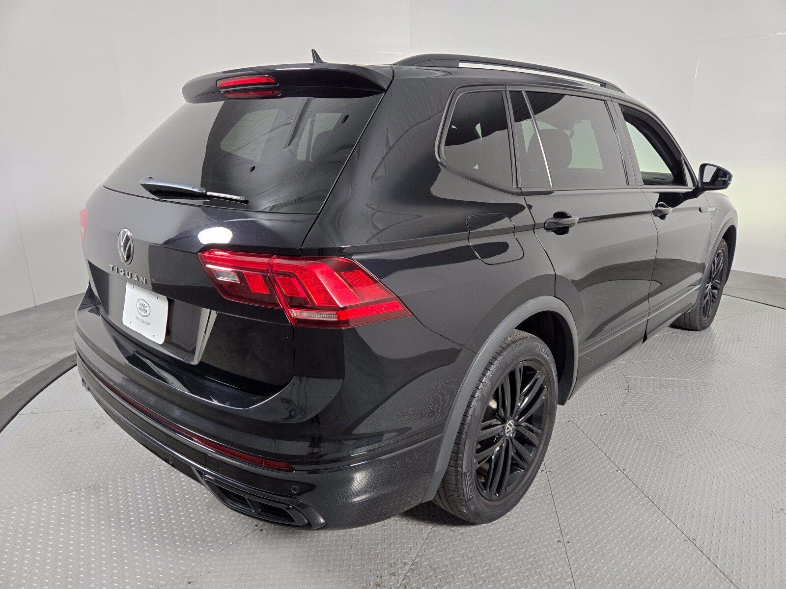 Used 2022 Volkswagen Tiguan SE R-Line FWD image 2
