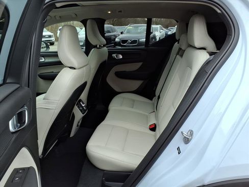 Certified 2024 Volvo XC40 B5 Ultimate w/ Climate Package image 12