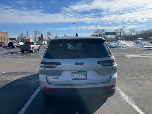 Used 2023 Jeep Grand Cherokee L Laredo image 5