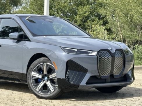 Used 2025 BMW iX xDrive50 w/ Sport Package image 2