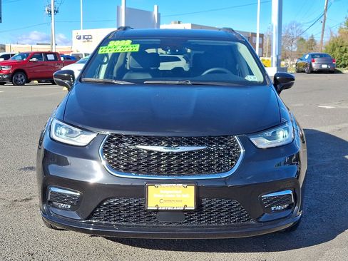 Certified 2022 Chrysler Pacifica Touring-L image 2