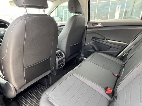 New 2025 Volkswagen Taos SE image 32