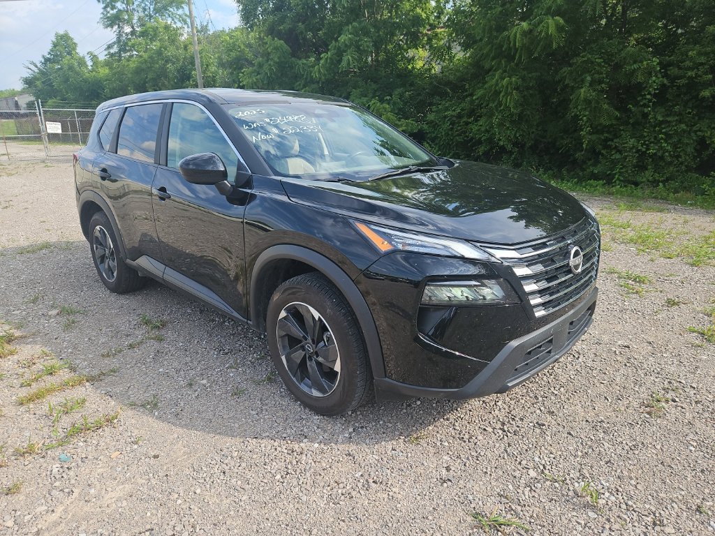 Used 2025 Nissan Rogue SV AWD/4WD image 2