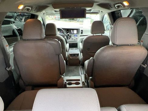 Used 2020 Toyota Sienna XLE Premium image 11