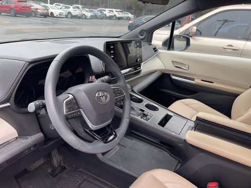 Used 2021 Toyota Sienna Limited image 12