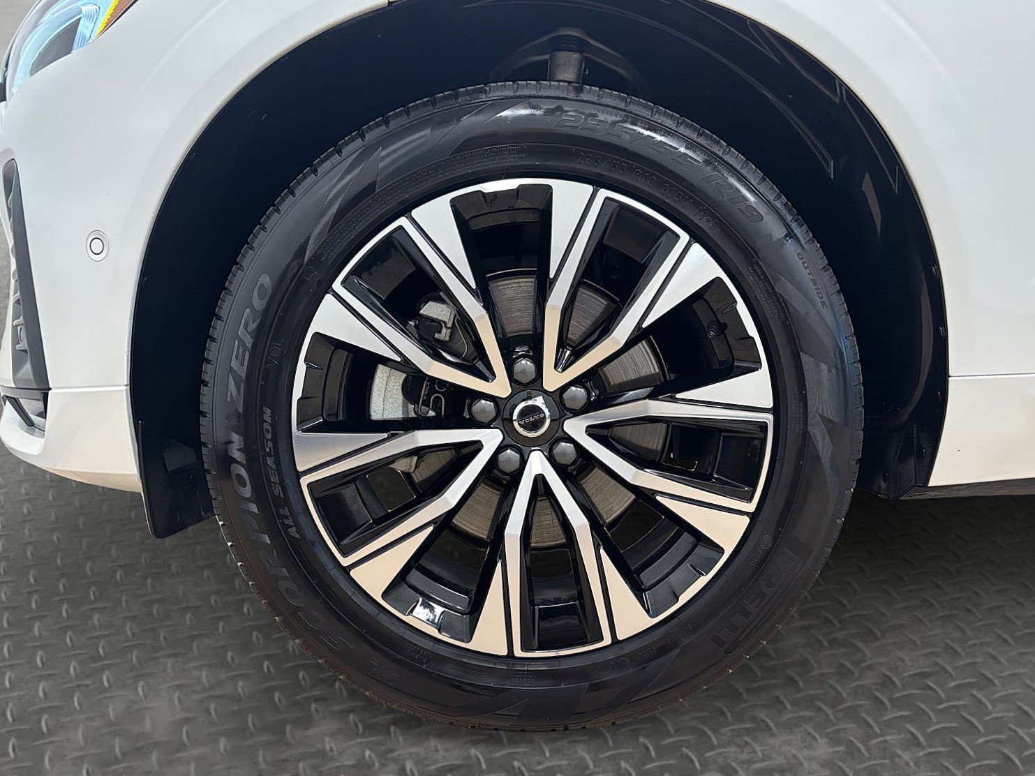 Used 2025 Volvo XC60 B5 Plus AWD/4WD image 40