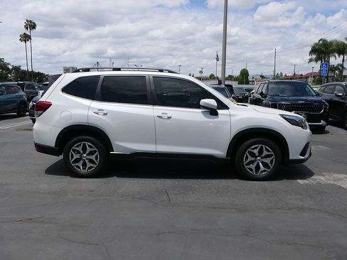 Used 2024 Subaru Forester Premium AWD/4WD image 2
