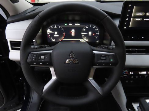 Used 2025 Mitsubishi Outlander SE FWD image 15