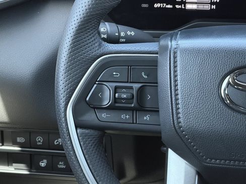 Used 2025 Toyota Tundra Limited AWD/4WD image 16