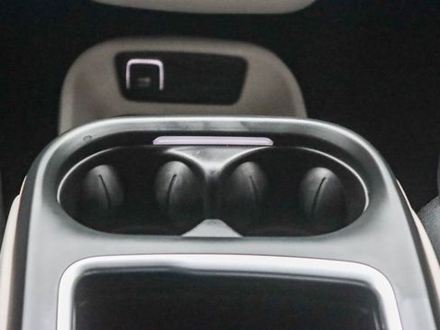 Used 2024 Chrysler Pacifica Select image 21