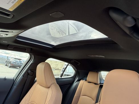 New 2026 Lexus UX 300h FWD image 18