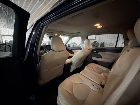 Used 2020 Toyota Highlander XLE AWD/4WD image 9