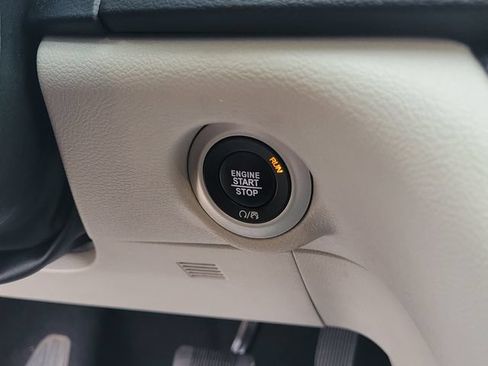 Used 2024 Chrysler Pacifica Touring-L FWD image 23