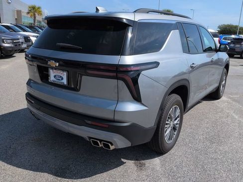 Used 2025 Chevrolet Traverse LT w/ Driver Confidence Package FWD image 4