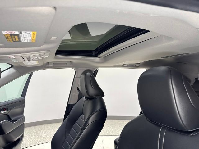 Used 2022 Toyota Highlander XLE AWD/4WD image 3