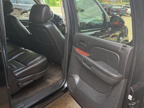 Used 2011 Chevrolet Suburban LT AWD/4WD image 15