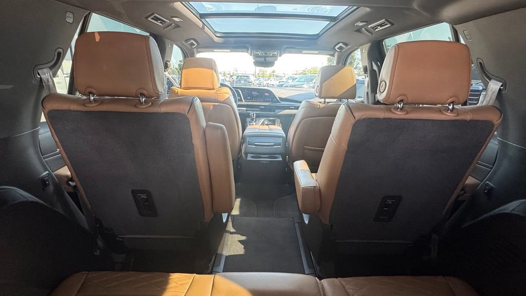 Used 2023 Cadillac Escalade Premium Luxury w/ Performance Package AWD/4WD image 5