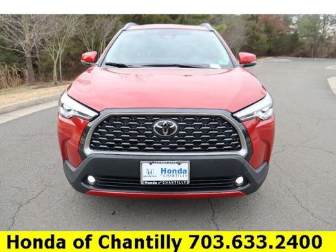 Used 2024 Toyota Corolla Cross XLE w/ Convenience Package image 2