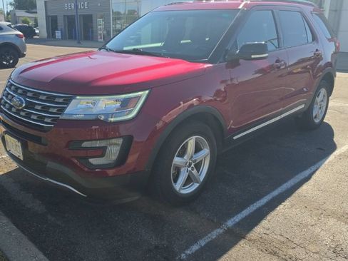 Used 2017 Ford Explorer XLT w/ Equipment Group 202A AWD/4WD image 3