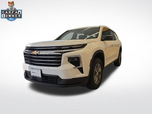 Used 2024 Chevrolet Traverse LT FWD image 1