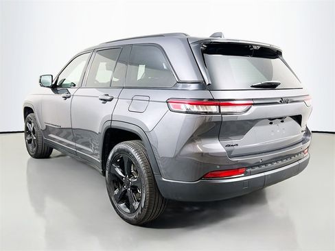 Used 2023 Jeep Grand Cherokee Limited w/ Luxury Tech Group II image 5