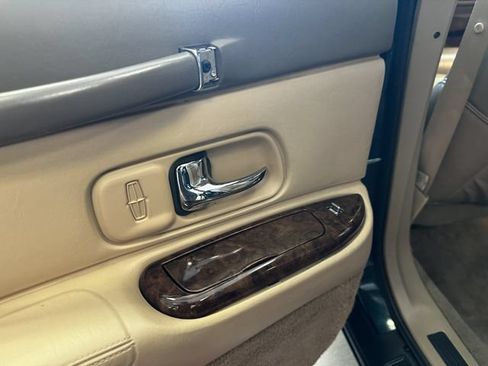 Used 1997 Lincoln Town Car Signature RWD image 18