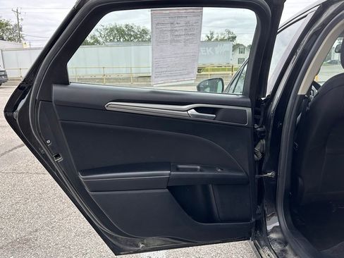 Used 2018 Ford Fusion SE FWD image 14