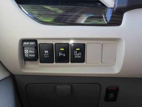 Used 2017 Toyota Sienna XLE Premium image 23