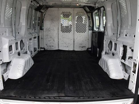 Used 2016 Ford Transit 250 130 Low Roof w/ Exterior Upgrade Package RWD image 12