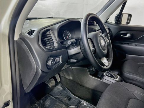 Used 2023 Jeep Renegade Altitude w/ Sun/Sound Group AWD/4WD image 9
