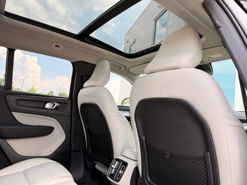 Used 2020 Volvo XC40 T4 Momentum w/ Protection Package FWD image 19